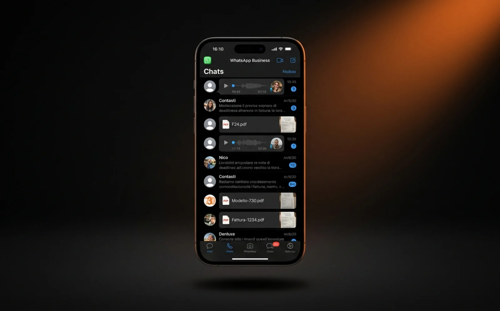 Mockup iPhone con WhatsApp Business inbox di uno studio commercialista — audio, PDF F24, foto ricevute