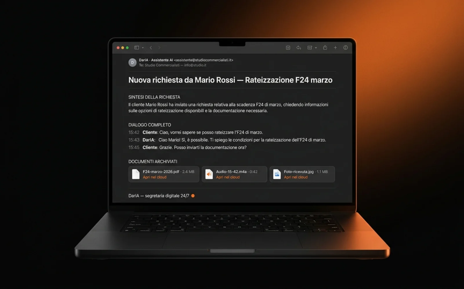 Mockup MacBook con email di sintesi DarIA — sintesi richiesta, dialogo, documenti archiviati in cloud